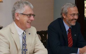 Dick Sawle and Barry Elsby disseminating the Falklands’ message in Latinamerica (Photo by La Estrella)