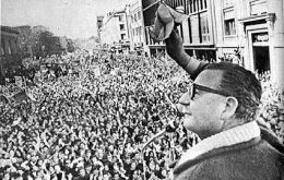 The first Socialist elected president of Chile, Salvador Allende, condemned by radicals and the military