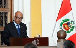 Peruvian deputy minister Beraún making the announcement 