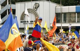 An estimated 100.000 people turned out in support of Capriles in the heart of Caracas 