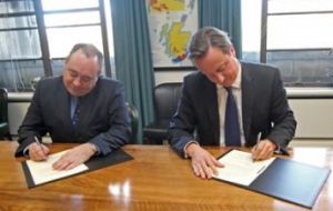Alex Salmond  and PM Cameron sign the agreement and prepare for the battle