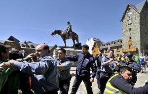 Protestors try to pull down Roca’s equestrian statue in the heart of Bariloche 