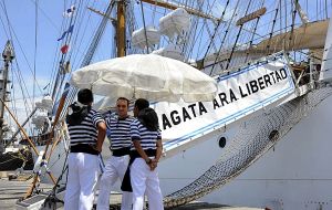 Argentine crew members making time at Tema (Photo by EFE)