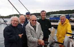 Commissioner Nigel Haywood by the harpoon gun with members of Øyas Venner on the catcher “Southern Actor”