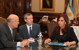 CEO Akerson with Cristina Fernandez at Casa Rosada 