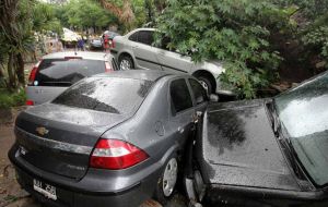 Cars floating in flooded neighbourhoods (Photo DyN)