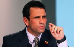 What cost does Chavez popularity have, asks Capriles 