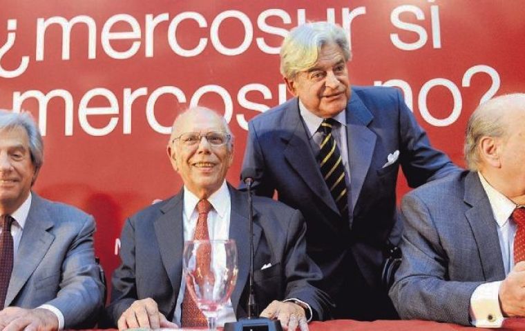 The four presidents at the Colorado party headquarters during the Mercosur debate 