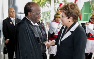 Magistrate Joaquim Barbosa congratulated by President Dilma Rousseff