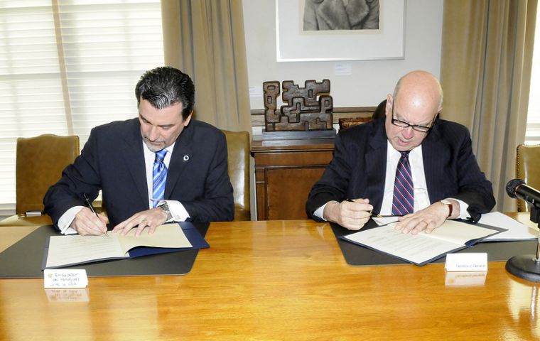 Sannemann and Insulza at the signing ceremony 