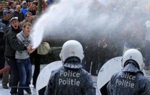 Farmers spray milk on Parliament and police forces with pressure hoses (Photo: Reuters)