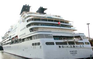 The 32.000 tons “Seabourn Sojourn” with its 450 visitors berthed at Ushuaia 