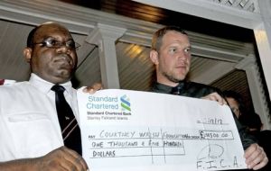 Team captain Ian Betts and Major Edward Lyons from the Courtney Walsh Foundation (Photo: W. Sill)