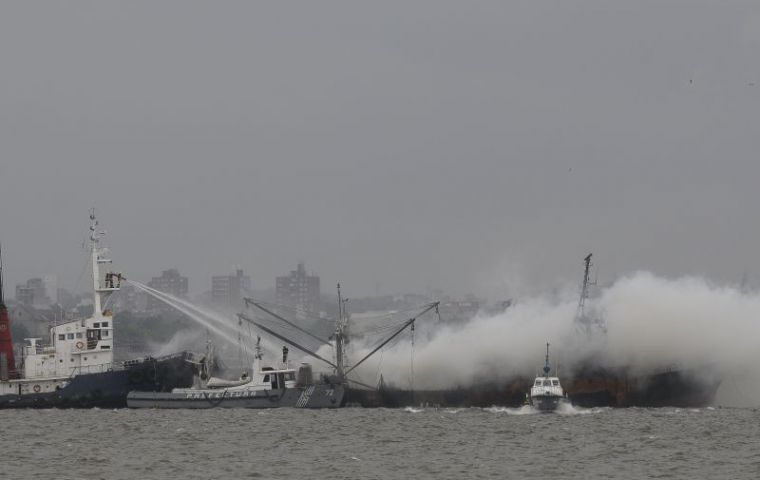 A quick combined response team will continue fighting the fire on Monday (Photo: El Pais)