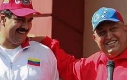 Before leaving for Cuba, Chavez urged his countrymen to support Vice president Maduro (L)
