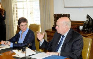 OAS Secretary General Insulza and Permanent Representative of Ecuador María Isabel Salvador (L) during the signing ceremony