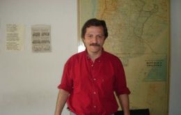 Gonzalez Trejo plans to copy all the data reference to the 1982 war 