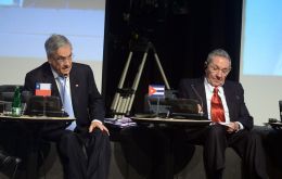 Cuban president Raul Castro next to his Chilean host Conservative Sebastian Piñera