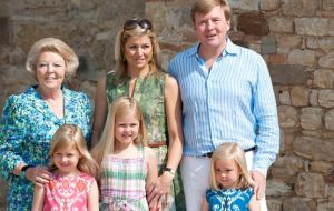 The Dutch royal family enjoying a sunny day 