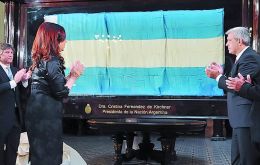 President Cristina Fernandez unveiling the Condor Operation flag in Congress