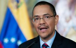 The Venezuelan president has growing difficulties to breathe, said Information minister Villegas 