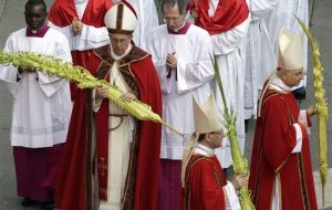 In Palm Sunday mass the Pope urged to shun corruption and greed and reach out to the humble, poor and forgotten