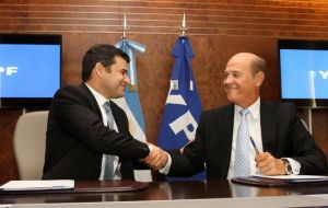CEO Galuccio and La Roza from Dow sign the agreement 
