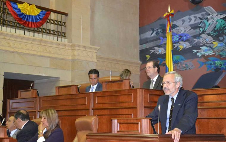 Dr Elsby addressing the Colombian Congress 