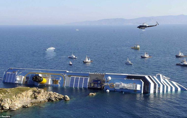The ‘Costa Concordia’ on the rocks; the accident cost 32 lives 
