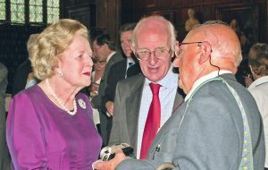 Harold Briley (R) interviewing Margaret Thatcher in London as a Falklands’ anniversary reunion with David Tatham, a former governor of the Islands