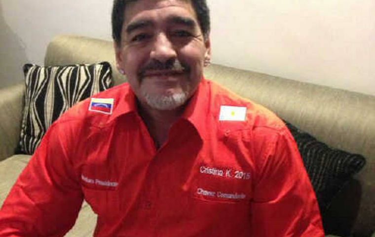 The football legend with the red Chavista shirt and the message 