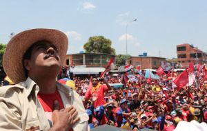 The incumbent candidate surrounded with Chavez posters and icons addresses a crown displayed in red (Photo AVN)