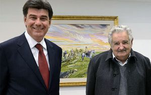 A picture with President Mujica for Liberal presidential candidate Efraín Alegre  