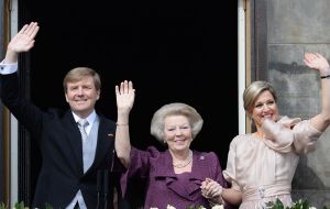 The Royal family greets the crowd from the Palace