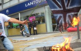 Resistencia Malvinas burning Union Jacks in front of Lan Chile’s offices in downtown Buenos Aires