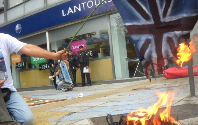 Resistencia Malvinas burning Union Jacks in front of Lan Chile’s offices in downtown Buenos Aires