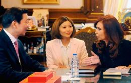 Cristina Fernandez trying to convince Vice-president Li to accept Argentine Pesos 