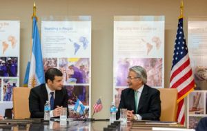 YPF CEO Galuccio and Chevron’s Ali Moshiri sign the agreement 