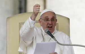 “Money has to serve, not to rule” said the Pope who also attacked “the culture of disposal” (Photo AP)