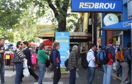 Argentine visitors queuing in Uruguay to extract ‘Colonia dollars’