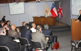 Defense Minister Oscar Izurieta addressed the group at the ANEPE 