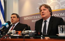 Minister Lorenzo and banker Bergara  (L) making the announcements