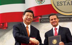 Xi Jinping and Peña Nieto exchange gifts and smiles during a formal presentation