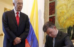 President Santos with Shimon Peres at the signing ceremony in Jerusalem