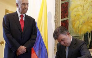 President Santos with Shimon Peres at the signing ceremony in Jerusalem