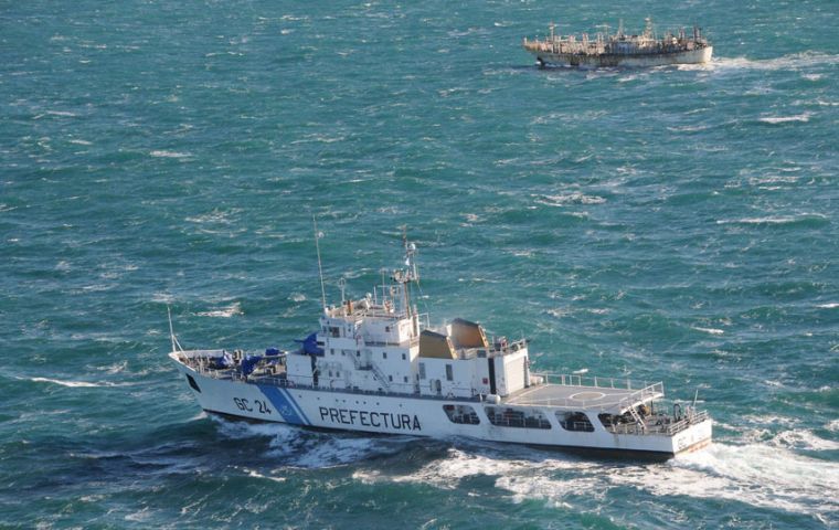 GC-24 Mantilla escorting the jigger Fu Yuan Yu 873 to Puerto Madryn 