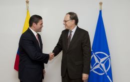 Defense Minister Pinzón Bueno and NATO Secretary General Vershbow after signing the accord