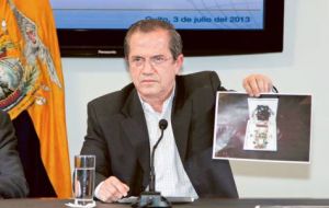 Foreign minister Patiño shows the bug found in Ambassador Ana Alban in her office 