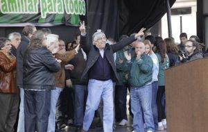 Moyano addressing the workers assembled in Plaza de Mayo 