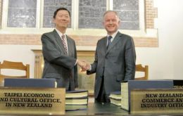 Taiwan and NZ signed a trade agreement in a very low key ceremony with third line officials (Photo CNA)